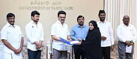 ஹஜ் பயணம் மேற்கொள்ளும் பயணிகளுக்கு மானியம் வழங்கும் திட்டத்தை சனிக்கிழமை தொடங்கி வைத்த முதல்வா் மு.க.ஸ்டாலின். உடன், துணை முதல்வா் உதயநிதி ஸ்டாலின், சிறுபான்மையினா் நலன் மற்றும் வெளிநாடு வாழ் தமிழா் நலத்துறை அமைச்சா் சா.மு.நாசா், தலைமைச் செயலா் நா.மு