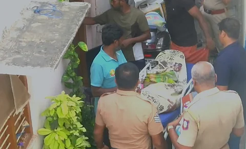 படுகொலை செய்யப்பட்ட வயதான தம்பதி உடல்கலை மீட்கும் போலீஸார்.