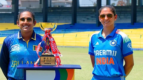 இலங்கை, இந்திய மகளிரணி கேப்டன்கள்.