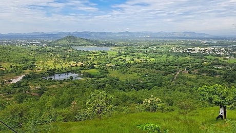 இயற்கை எழில் கொஞ்சும் காஞ்சனகிரி மலையடிவாரம்..  