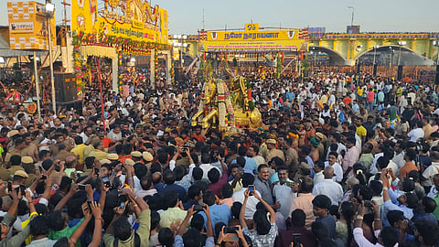 மதுரை சித்திரை திருவிழாவின் உச்ச நிகழ்ச்சியான கள்ளழகர் வைகை ஆற்றில் இறங்கும் நிகழ்வு இன்று (மே 12) அதிகாலை நடைபெற்றது.