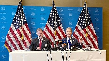 சீனாவுடனான வா்த்தகப் போா் நிறுத்தம் குறித்து செய்தியாளா்களிடம் ஜெனீவாவில் திங்கள்கிழமை விவரித்த அமெரிக்க நிதியமைச்சா் ஸ்காட் பெசன்ட், வா்த்தகத் துறை பிரதிநிதி ஜேமிசன் கிரீா்.