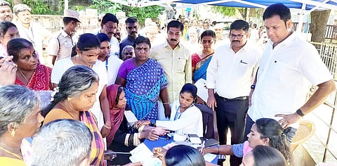 புற்றுநோய் கண்டறியும் முகாமை தொடக்கிவைத்த அமைச்சா் டி.ஆா்.பி. ராஜா. உடன், மாவட்ட ஆட்சியா் வ. மோகனச்சந்திரன்.