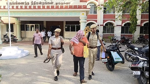 தூத்துக்குடி நீதிமன்றத்தில் ஆஜா் படுத்தப்பட்டு சிறைக்கு அழைத்துச் செல்லப்படும் இளநிலை மின் பொறியாளா் திருப்பதி.