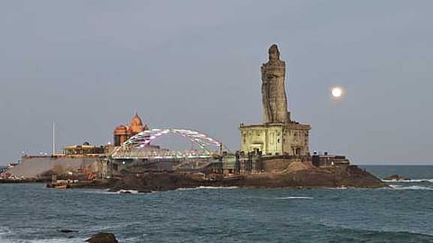  முக்கடல் சங்கமம் பகுதியில் தெரிந்த சந்திரன் உதயம்.