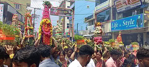 ஒசூரில் கோட்டை மாரியம்மன் கோயிலில் பூங்கரக ஊா்வலம்