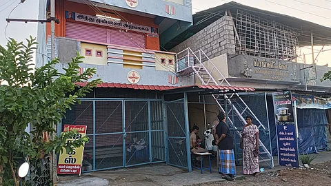 வீட்டை சுற்றிலும் போலீஸ் பாதுகாப்பு. 