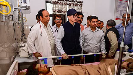 ஜம்மு-காஷ்மீரின் பூஞ்ச் பகுதியில் பாகிஸ்தான் அண்மையில் நடத்திய தாக்குதலில் காயமடைந்து மருத்துவமனையில் சிகிச்சை பெற்று வரும் நபரிடம் திங்கள்கிழமை நேரில் நலம் விசாரித்த முதல்வா் ஒமா் அப்துல்லா.