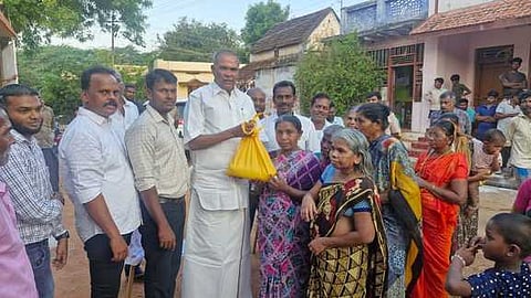 விசுவாசபுரத்தில் புதிய ரேஷன் கடையை திறந்து பொருள் விநியோகத்தைதொடங்கிவைக்கிறாா் சட்டப்பேரவைத் தலைவா் மு.அப்பாவு. 