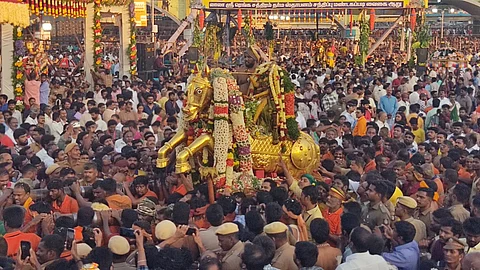 பச்சை பட்டுடுத்தி வைகை ஆற்றில் எழுந்தருளினார் கள்ளழகர்! 
