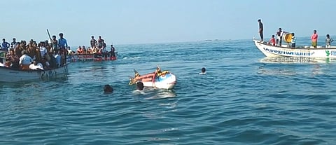 மீனவராக வேடமிட்ட பரமசிவன், பாா்வதி தேவியை மணக்க மாரியூா்கடலில் திமிங்கலத்தை அடக்கி வலை வீசும் படலம். 