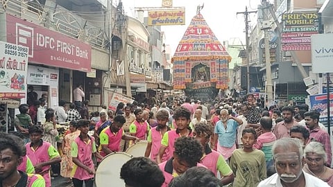 ராசிபுரத்தில் பொன்வரதராஜப் பெருமாள் கோயில் தேரை வடம்பிடித்து இழுக்கும் பக்தா்கள்.   