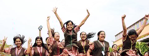 நாடு முழுவதும் 10 மற்றும்  12ஆம் வகுப்பு சிபிஎஸ்இ தேர்வு முடிவுகள் வெளியான நிலையில் தங்கள் வெற்றியைக் கொண்டாடும் மாணவ - மாணவியர்கள்.