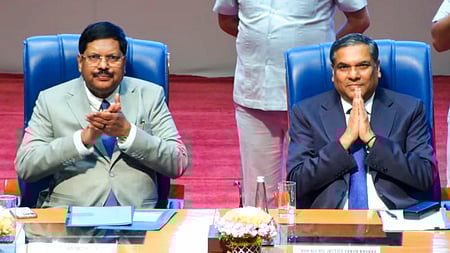 உச்சநீதிமன்ற தலைமை நீதிபதி பதவியிலிருந்து ஓய்வுபெறும் சஞ்சீவ் கன்னாவுக்கு  புது தில்லியில் செவ்வாய்க்கிழமை நடைபெற்ற பிரிவுபசார நிகழ்ச்சியில் நீதிபதி பி.ஆா்.கவாய்.