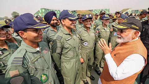 பஞ்சாபில் உள்ள ஆதம்பூர் விமானப்படை தளத்தில் ஆயுதப்படை வீரர்களுடன் கலந்துரையாடிய பிரதமர் மோடி.
