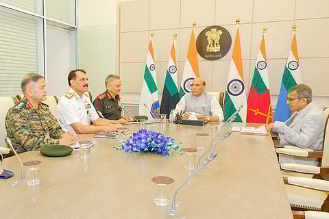 முப்படைத் தளபதிகளுடன் அமைச்சர் ராஜ்நாத் சிங் ஆலோசனை!