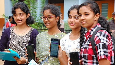 பள்ளி மாணவிகள்..