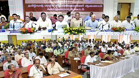 கூட்டத்தில் பேசுகிறாா் தமிழ்நாடு மாநில சிறுபான்மையினா் ஆணையத் தலைவா் சொ.ஜோ.அருண்