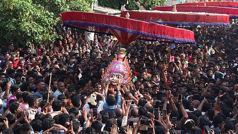  குடியாத்தம் கெங்கையம்மன் திருவிழாவையொட்டி மக்கள் வெள்ளத்தில் பவனி சிரசு ஊா்வலம்.