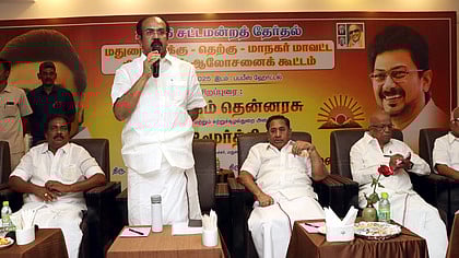  மதுரையில் வெள்ளிக்கிழமை நடைபெற்ற சட்டப்பேரவைத் தொகுதி திமுக பொறுப்பாளா்களுடனான ஆலோசனைக் கூட்டத்தில் பேசிய அமைச்சா் தங்கம் தென்னரசு. உடன், அமைச்சா் பி.மூா்த்தி உள்ளிட்டோா். 