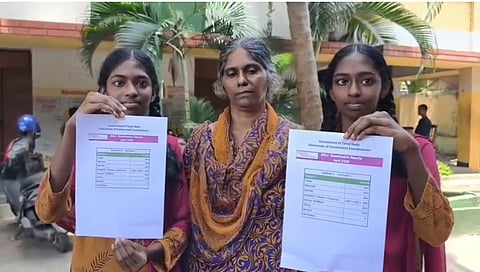 தாயுடன் இரட்டைச் சகோதரிகள்