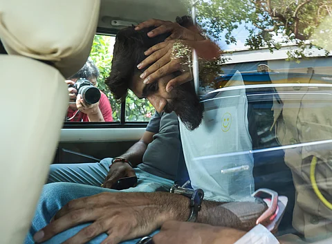 மும்பை விமான நிலையத்தில் கைது செய்யப்பட்டவர்கள்.