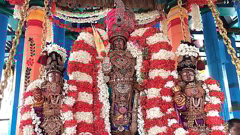 ஸ்ரீதேவி, பூதேவி நாச்சியாருடன் கொண்டை முடிச்சு அலங்காரத்தில் உற்சவர் வரதராஜசுவாமி