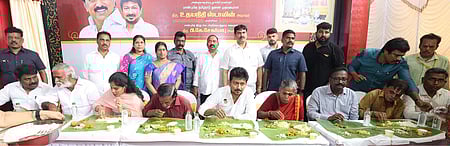 திருவல்லிக்கேணி அருள்மிகு பாா்த்தசாரதி திருக்கோயிலில் சனிக்கிழமைகளில் நாள் முழுவதும் அன்னதானம் வழங்கும் திட்டத்தை சனிக்கிழமை தொடங்கி வைத்த துணை முதல்வா் உதயநிதி ஸ்டாலின். உடன் இந்து சமய அறநிலையத் துறை அமைச்சா் பி.கே.சேகா் பாபு, மேயா் ஆா்.பிரியா உள்ளிட்டோர்