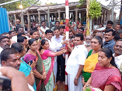 திருச்செந்தூர் அருள்மிகு சுப்பிரமணிய சுவாமி திருக்கோயிலில் கும்பாபிஷேகத்திற்கான யாக சாலை அமைப்பதற்கான பூமி பூஜை மற்றும் முகூர்த்தக் கால் நடும் விழாவில் பங்கேற்ற அமைச்சர் அனிதா ஆர். ராதாகிருஷ்ணன், மாவட்ட ஆட்சித் தலைவர் க. இளம்பகவத், தக்கார் ரா. அருள்முருகன் உள்ளிட்டோர்.