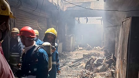 தீ விபத்துக்குள்ளான குல்ஸாா் ஹெளஸ் பகுதி சிறிய சந்து. 