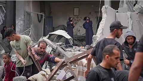 இஸ்ரேல் தாக்குதலுக்குள்ளான கான் யூனிஸ் கட்டடம்.  