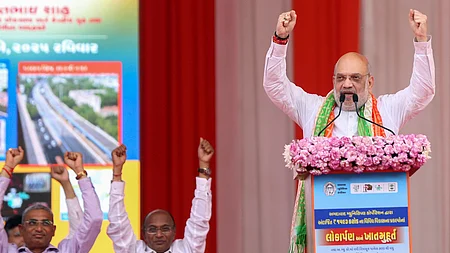 குஜராத் மாநிலம் அகமதாபாதில் ஞாயிற்றுக்கிழமை நடைபெற்ற கூட்டத்தில் பேசிய மத்திய உள்துறை அமைச்சா் அமித் ஷா.