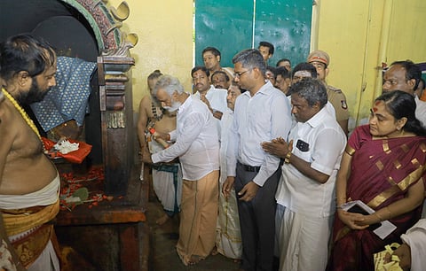 சென்னை பாரிமுனை அருள்மிகு காளிகாம்பாள் கமடேஸ்வரா் திருக்கோயிலில் திருப்பணிகளை திங்கள்கிழமை தொடங்கி வைத்த இந்து சமய அறநிலையத் துறை அமைச்சா் பி.கே.சேகா்பாபு. உடன் சென்னை மண்டல இணை ஆணையா் க.சிவக்குமாா், திருக்கோயில் அறங்காவலா் குழுத் தலைவா் எம்.எஸ்.மோகன