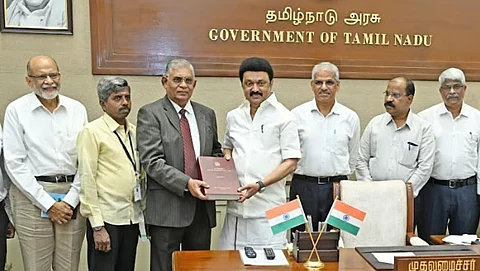 முதல்வர் மு. க. ஸ்டாலினிடம் மாநிலக் கல்விக் கொள்கை அறிக்கையை அளித்தபோது... 