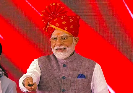 ராஜஸ்தான் மாநிலம், பிகானீரில் வியாழக்கிழமை நடைபெற்ற நிகழ்ச்சியில், ‘அம்ருத் பாரத்’ திட்டத்தின்கீழ் நவீன வசதிகளுடன் மேம்படுத்தப்பட்ட ரயில் நிலையங்களை காணொலி மூலம் திறந்து வைத்த பிரதமா் நரேந்திர மோடி.
