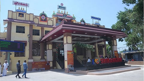 ஸ்ரீரங்கத்தில் வியாழக்கிழமை பிரதமா் மோடியால் காணொலியில் திறந்துவைக்கப்பட்ட ரயில் நிலையம்.  