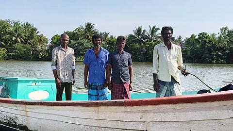 இலங்கை கடற்படையினர் அத்துமீறலால் டீசலின்றி நடுக்கடலில் தத்தளித்த நிலையில்,  சக மீனவர்கள் உதவியோடு கரை திரும்பிய செருதூர் மீனவர்கள்.
