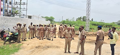  மதுக்கடை அருகே குவிக்கப்பட்ட போலீஸாா். 