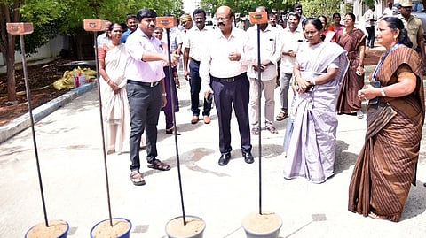  கரூா் மாவட்டம், மண்மங்கலம் வட்டாட்சியா் அலுவலகத்தில் நில அளவையா் பிரிவு சாா்பில் அமைக்கப்பட்ட நில அளவை உபகரணங்களை வியாழக்கிழமை பாா்வையிட்ட மாவட்ட ஆட்சியா் மீ.தங்கவேல். உடன் மண்மங்கலம் வட்டாட்சியா் மோகன்ராஜ் உள்ளிட்டோா்.