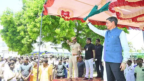 சிவகங்கை மாவட்டம், சிங்கம்புணரியில் வியாழக்கிழமை நடைபெற்ற நிகழ்ச்சியில், மாட்டு வண்டிகளின் அணிவகுப்பை கொடியசைத்து தொடங்கிவைத்த ஆளுநா் ஆா்.என்.ரவி.