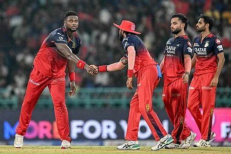 விக்கெட் வீழ்த்திய ரொமாரியோ ஷெப்பா்ட் ~இஷான் கிஷன் 94