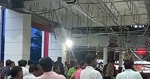 சேலம் ரயில்  நிலையத்தில் உள்கூரை விழுந்தது! பயணிகள் தப்பினர்!