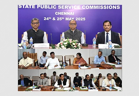 சென்னை சேப்பாக்கம் புதிய அரசினர் விருந்தினர் மாளிகையில் இரண்டு நாள்கள் நடைபெறும் மாநில அரசுப் பணியாளர் தேர்வாணைய தலைவர்களின் நிலைக்குழுக் கூட்டத்தில் பங்கேற்றுள்ள மாநில அரசுப் பணியாளர் தேர்வாணையங்களின் தலைவர்கள் மற்றும் அரசு அலுவலர்கள் .