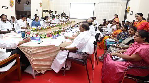 புதுக்கோட்டை ஆட்சியரகத்தில் துணை முதல்வா் ஆய்வு