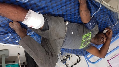 சங்ககிரி தனிப்படை போலீஸாரை தாக்கிவிட்டு தப்ப முயன்றவரை போலீஸார் சுட்டத்தில் வலது காலில் காயமடைந்து சங்ககிரி அரசு மருத்துவமனையில் சிகிச்சை பெற்று வரும் நரேஷ்குமார்.