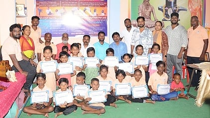 முகாமில் பங்கேற்று சான்றிதழ் பெற்ற மாணவா்களுடன் இயற்கை நல மருத்துவா் ஜி.ராஜேஷ். உடன் மருத்துவா்கள் கே.கனகராஜ், எஸ்.அசோக் உள்ளிட்டோா்.