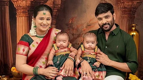 இரட்டைக் குழந்தைகள், மனைவியுடன் சினேகன் 