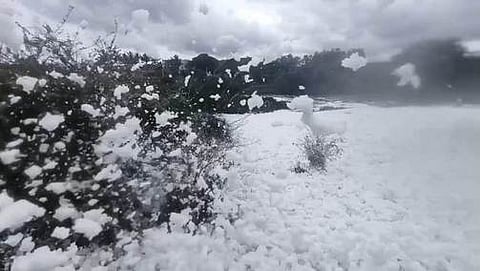  கெலவரப்பள்ளி ஆற்றிலிருந்து காற்றில் பறக்கும் நுரைகள். 