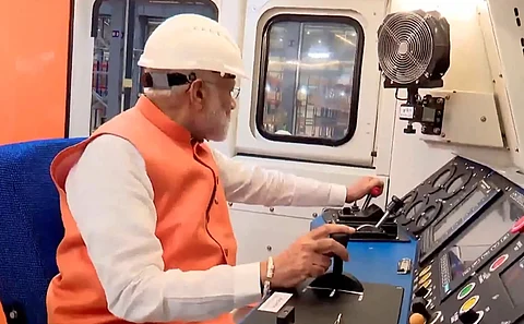 9000 குதிரைத் திறன் மின்சார ரயில் என்ஜின்: பிரதமர் நாட்டுக்கு அர்ப்பணித்தார்! 