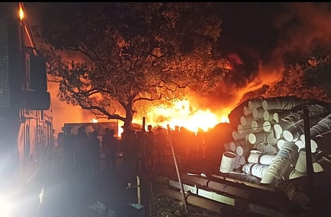தீ விபத்து ஏற்பட்ட பழைய பொருள்களை சேகரித்து வைக்கும் கிடங்கு. 